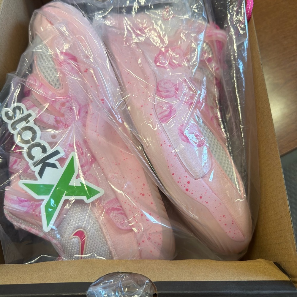 Nike men’s Light Pink Sneakers